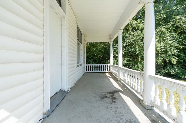 Building Photo - BEAUTIFUL Apartment in Downtown Suffolk!