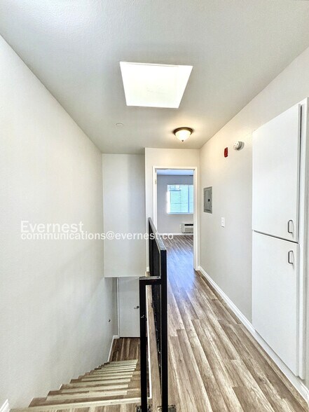 Building Photo - 522 Serrano Ave