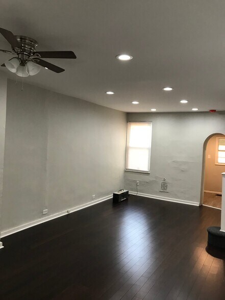 Building Photo - 6439 Glenmore Ave