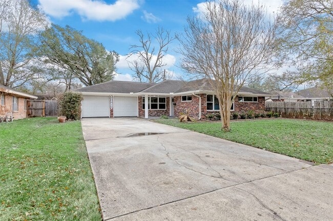 Building Photo - 10615 Clematis Ln