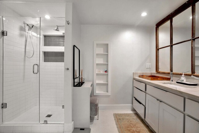 Building Photo - 802 N Park Ave