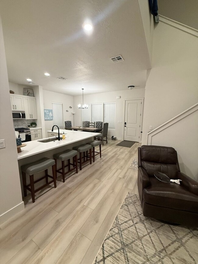 Building Photo - 663 Juniper Hill Dr