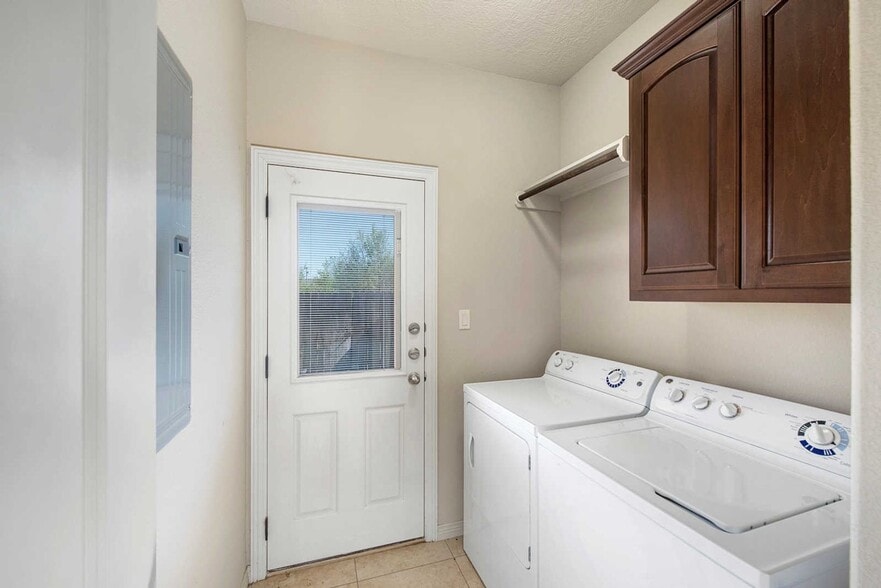 Building Photo - Spacious 3 Bed, 3.5 Bath Condo in Great Community!