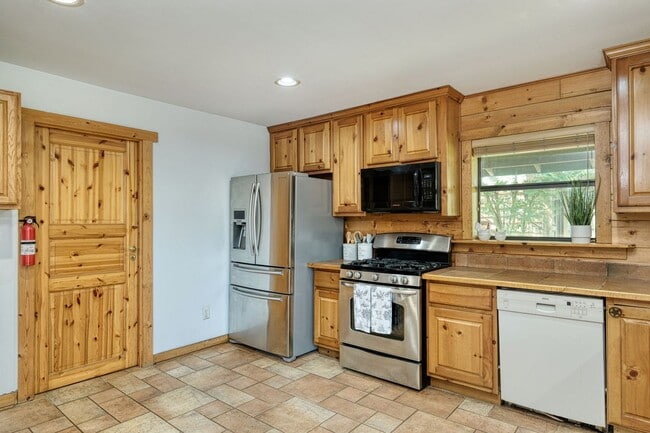 Building Photo - Custom Home with Separate Apartment