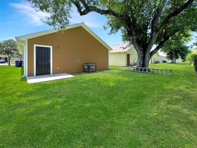 Building Photo - 7426 Blue Jay Dr