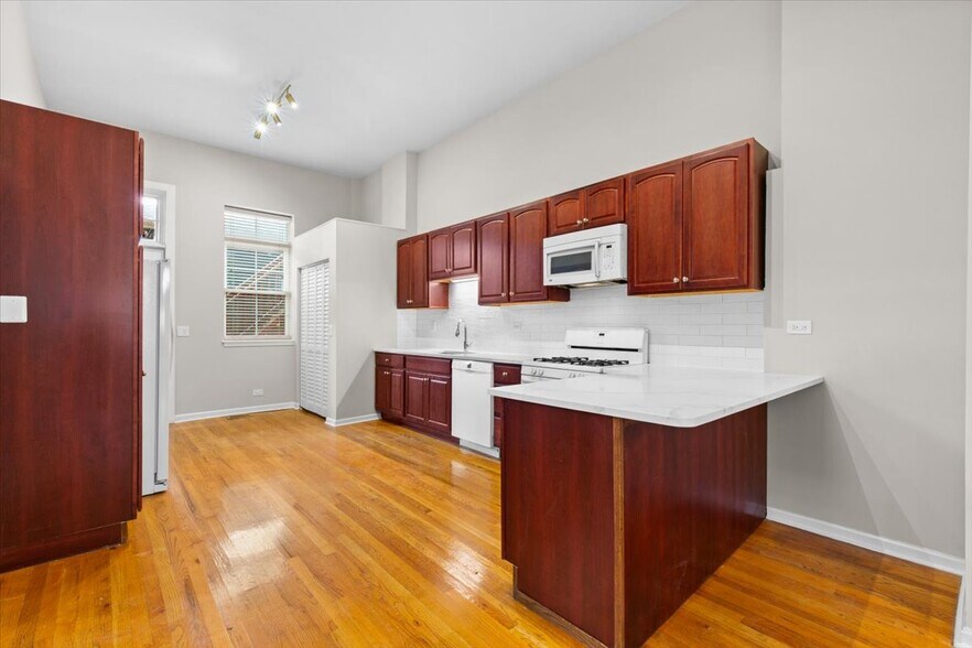Building Photo - 1614 W Leland Ave