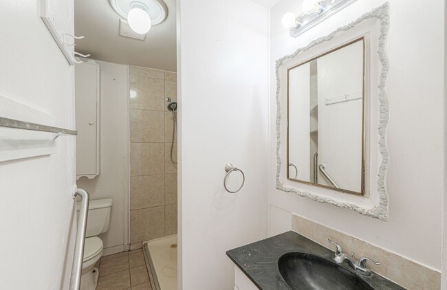 Building Photo - 2 Room 1 Bath Cottage with Huge Backyard