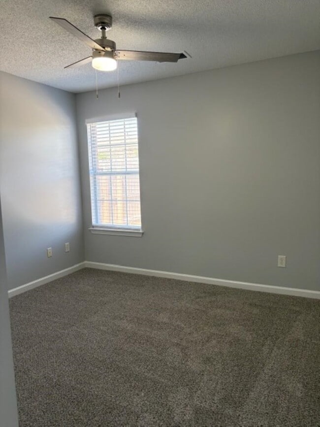 Building Photo - 1139 Breezy Valley Dr