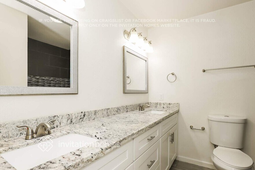 Building Photo - 2520 E Manhatton Dr