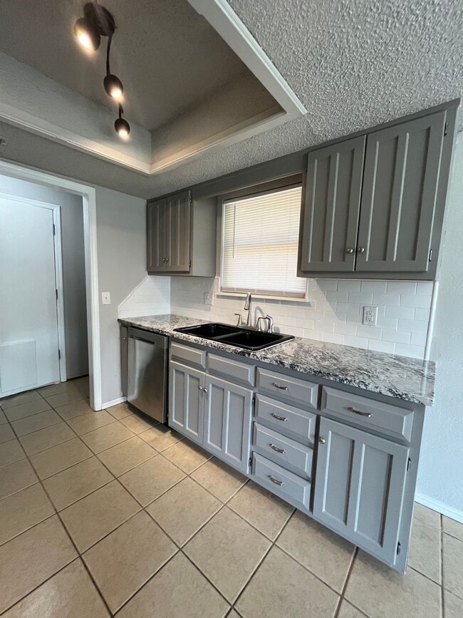 Building Photo - 3 bedroom house in Broken Arrow!