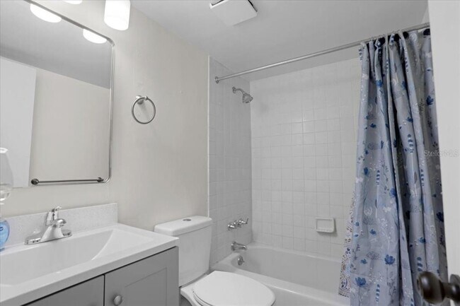 Building Photo - 1700 SW 16th Ct