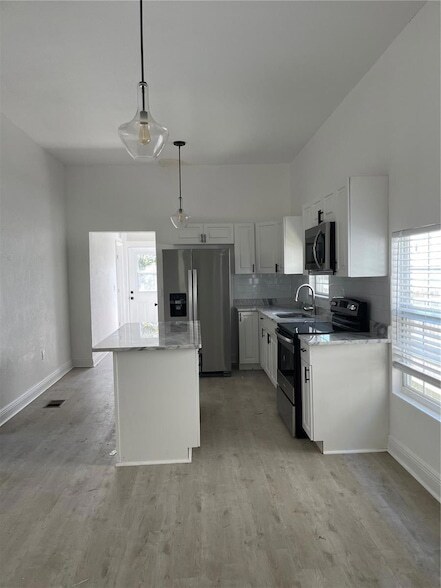 Building Photo - 114 W Amelia Ave