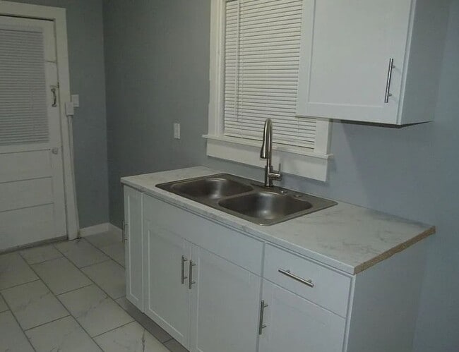 Building Photo - Rent reduced & Move-in Special! 1/2 off fi...