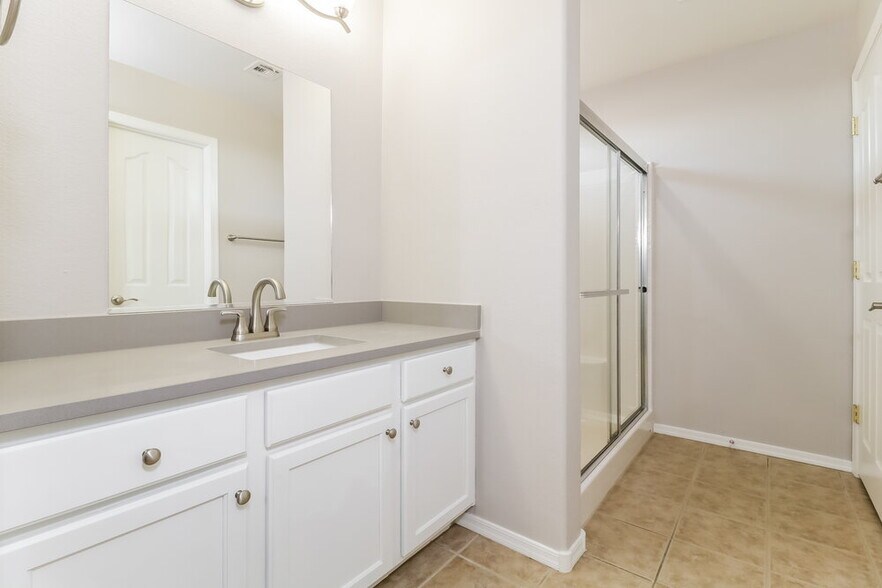 Building Photo - 1615 E Ash Ave