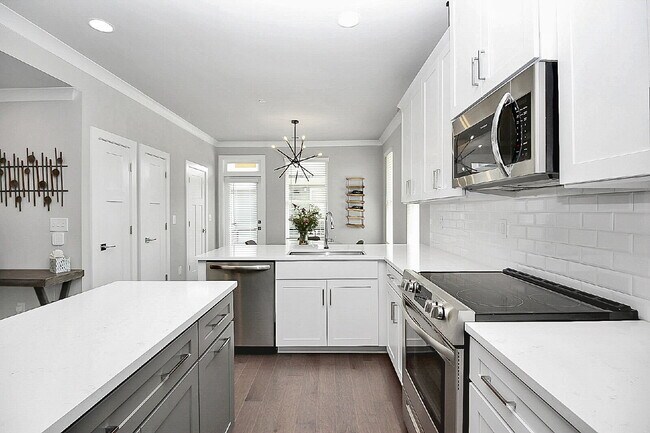 Building Photo - End Unit in SOUTH END