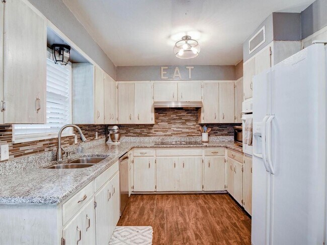 Building Photo - 1405 Yarborough Dr