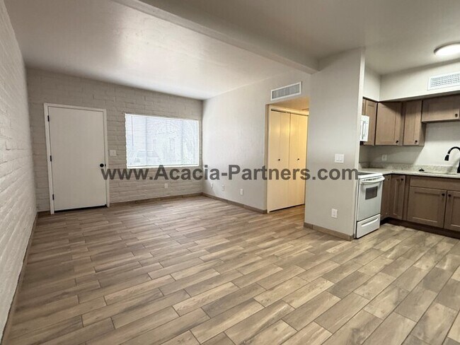 Building Photo - Two Bedroom Duplex