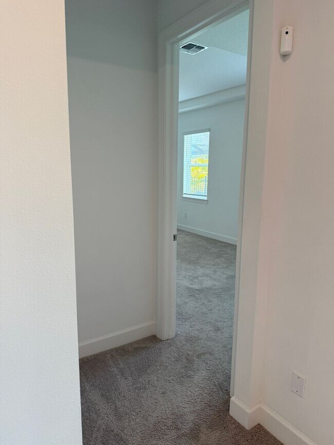 Building Photo - 5 Bedroom 4 Bath W/Office & 3-Car Garage (...