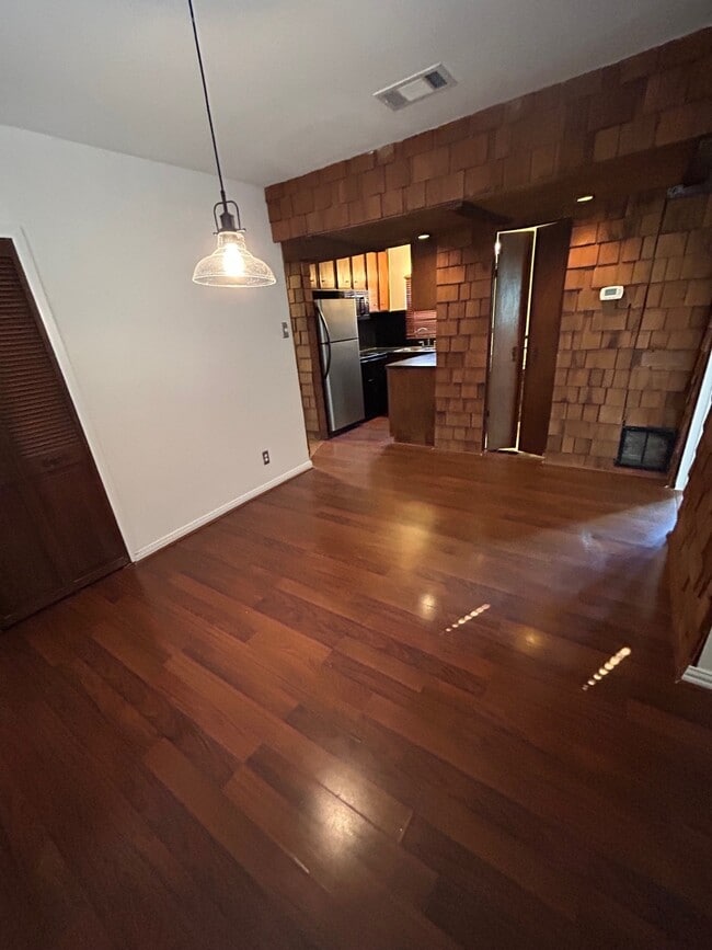 Building Photo - 1922 Vassar St