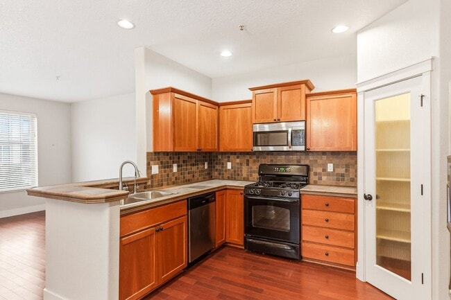 Building Photo - Just Listed!! 2 Bedroom, 2.5 Bathroom Townhouse in Arbor Villebois!