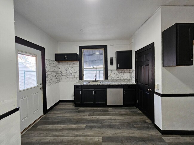 Building Photo - Fully Updated 4-bedroom 2 bath house for rent!