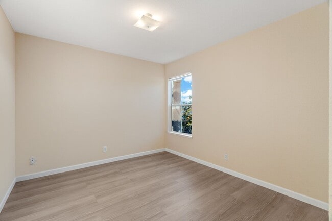 Building Photo - UPGRADED TOWNHOME OFFERS UTMOST CONVENIENCE