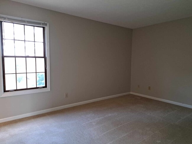 Building Photo - 377 Aaron Dr