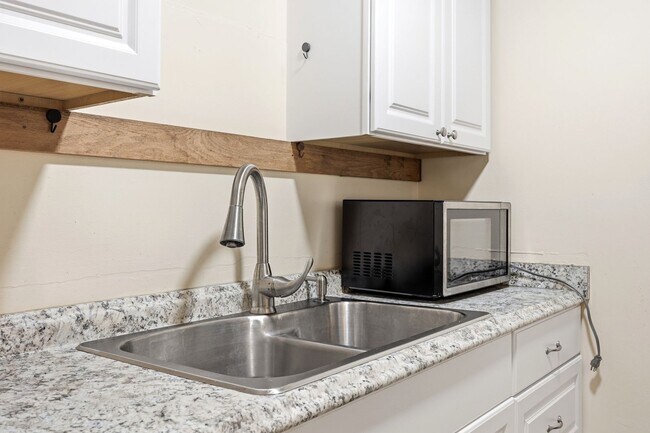 Building Photo - 1243 Cedars Ct