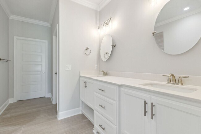 Building Photo - Resort Style living, minutes to town!