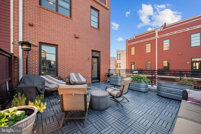 Building Photo - 710 E Howell Ave