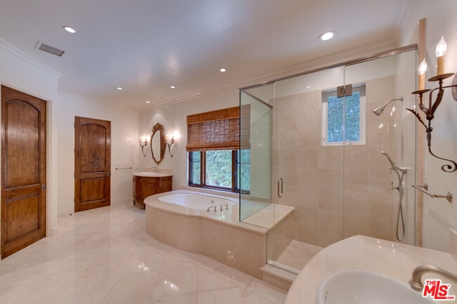 Building Photo - 9530 Hidden Valley Rd