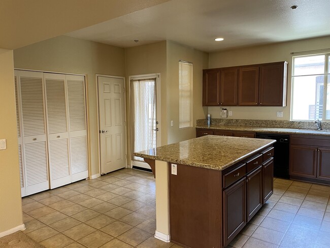 Building Photo - 300 Tesoro Gln