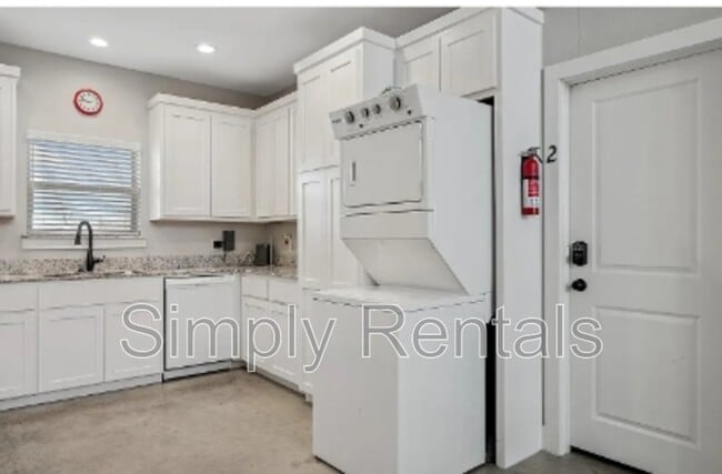 Building Photo - 705 Maple St