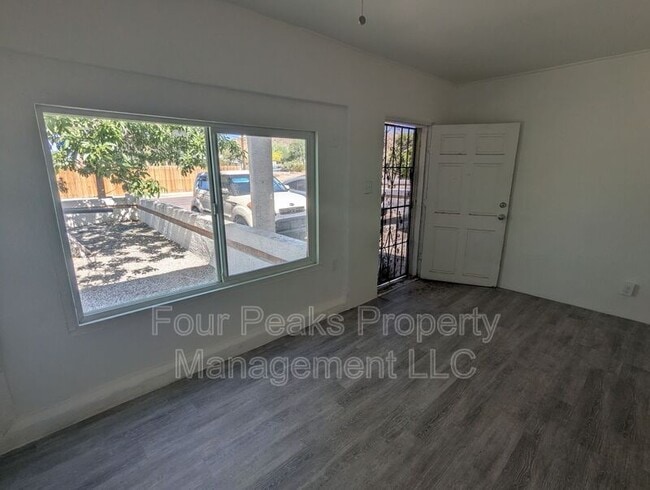 Building Photo - 102 E Hatcher Rd