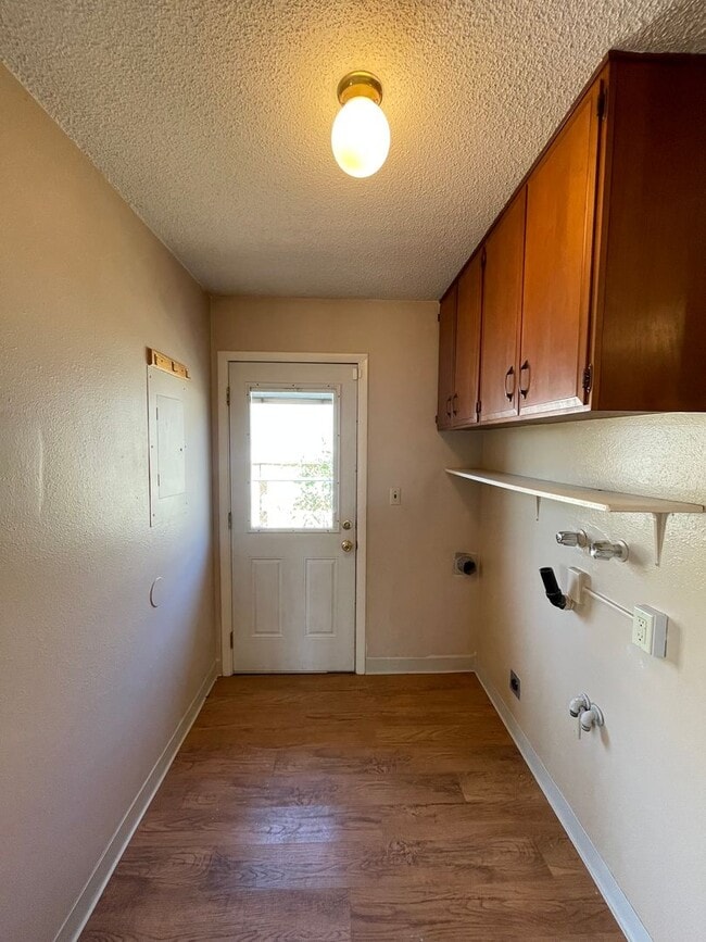 Building Photo - 2 bed 1 bath duplex - water, sewer and gar...