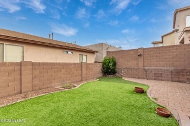 Building Photo - Beautiful home in gated community