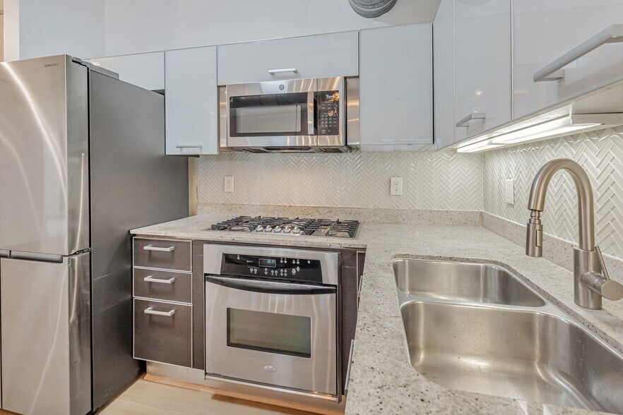 Building Photo - 645 W 9th St