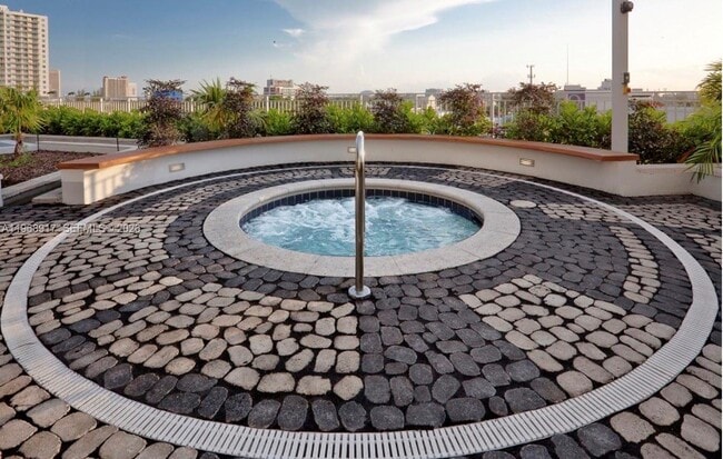 Building Photo - 2020 N Bayshore Dr