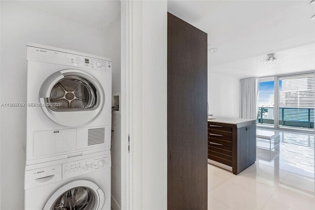 Building Photo - 200 Biscayne Blvd Way