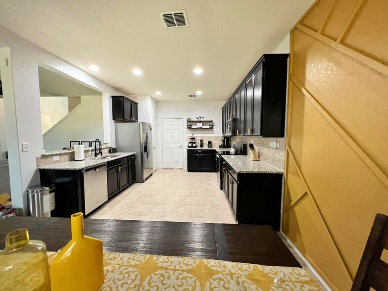 Building Photo - 9618 Silver Mist Way