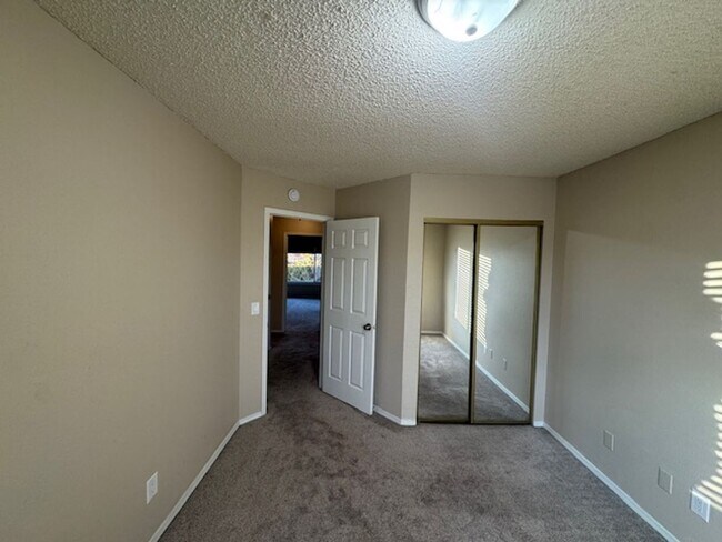 Building Photo - ELEGANT 5BD in WOODLAND HILLS/D20 - Security Deposit Waiver Available