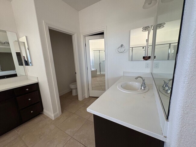 Building Photo - Large 5 bedroom home with loft.  Featuring 2 primary bedrooms