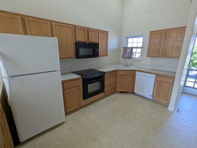 Building Photo - AWESOME 3-BDRM, 3-BATH, 4-LEVEL HOME AVAILABLE FOR IMMEDIATE OCCUPANCY IN