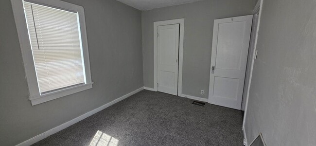 Building Photo - 233 W School St