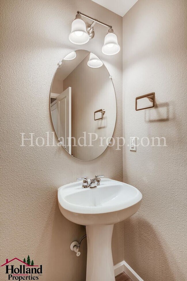 Building Photo - Stunning 3 Bedroom 2.5 Bathroom Home with ...