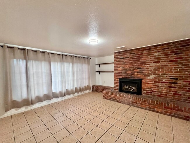 Building Photo - 3 Bed / 1.5 Bath | Thornwood Terrace Home ...