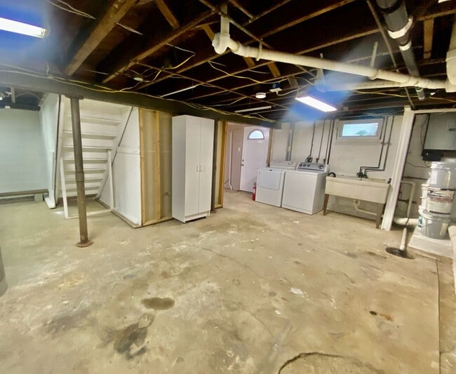 Building Photo - SPACIOUS 4 BED/2 BATH HOUSE-Luxury Vinyl F...