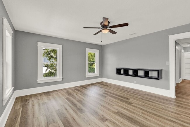 Building Photo - Beautifully renovated 3-bedroom, 2-bathroom upstairs apartment in the heart of historic Eustis!