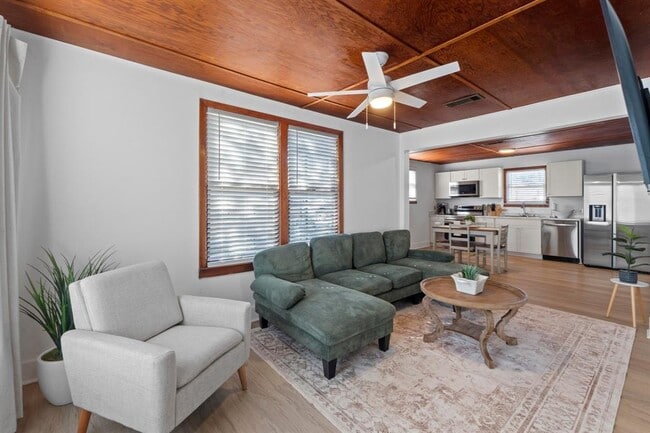 Building Photo - 1308 E 12th St