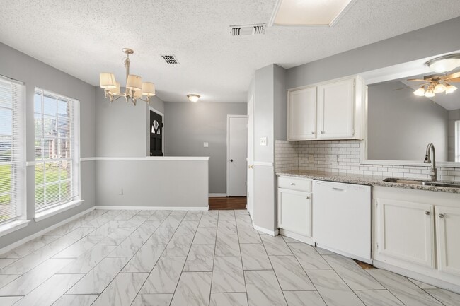 Building Photo - 2220 Spruce Dr